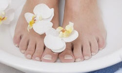 Do a pedicure yourself in 15 minutes