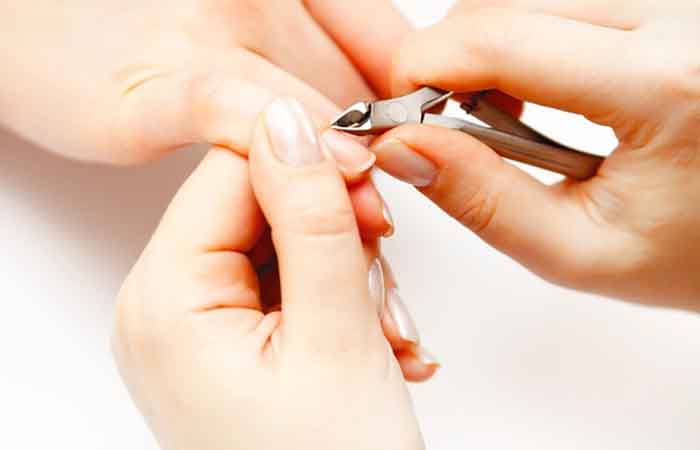 What are the essential pliers for making false nails?