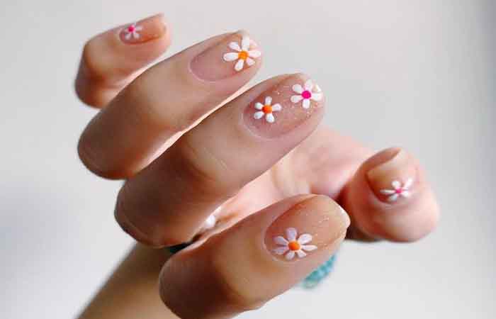 How to realize flowers nails step by step?