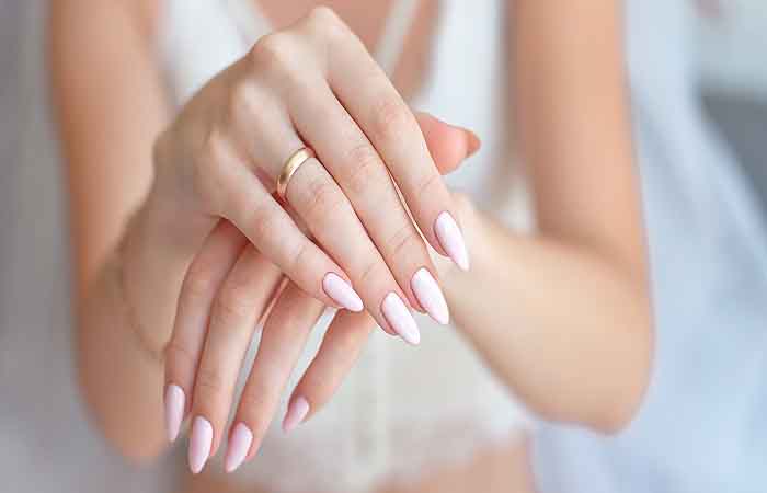 How to properly prepare your nails before applying varnish?